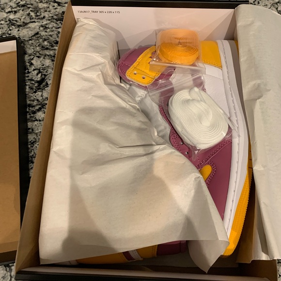 Air Jordan 1 Retro OG - Picture 3 of 4